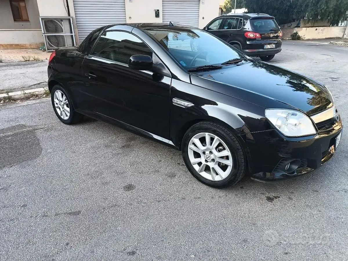 Usata Opel Tigra 69 CV (50 kW) 2006 Nero Cabrio