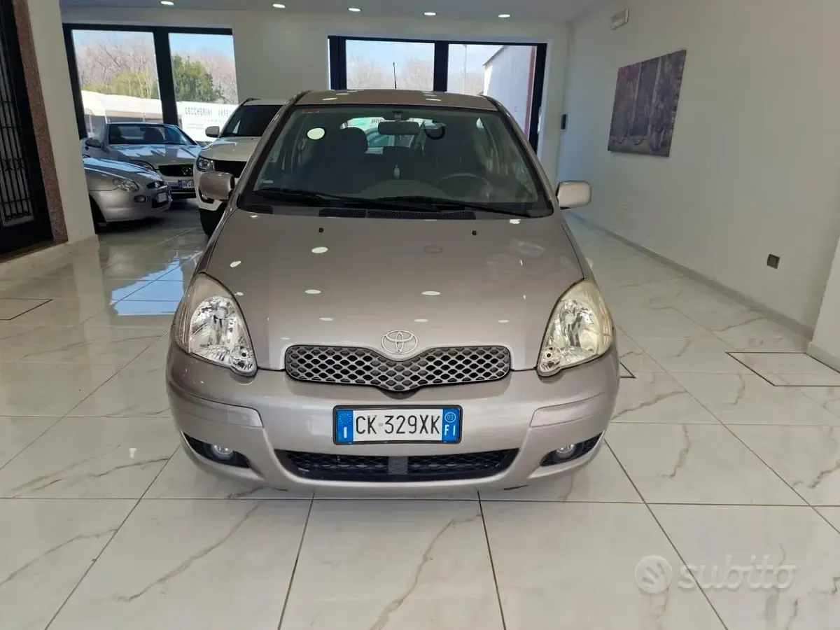 Usata Toyota Yaris Sol 65 CV (47 kW) 2003 Grigio Utilitaria