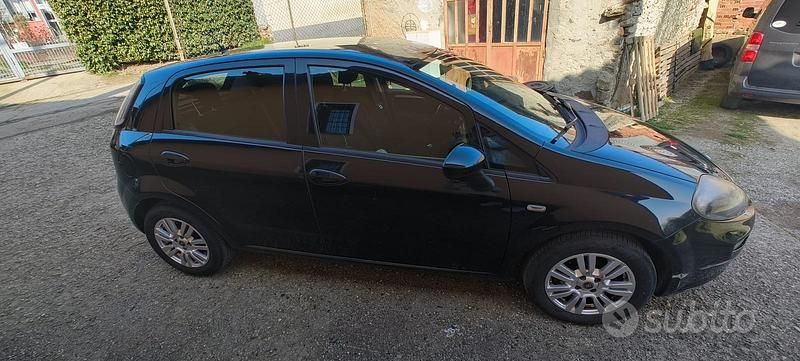 Usata Fiat Punto Lounge 69 CV (50 kW) 2015 Nero Utilitaria