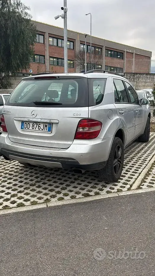 Usata Mercedes ML320 224 CV (164 kW) 2006 Grigio SUV