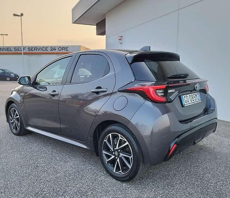 Usata Toyota Yaris Hybrid Lounge 116 CV (85 kW) 2021 Berlina