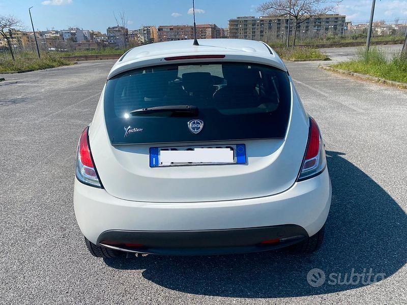 Begagnad Lancia Ypsilon Platinum 69 HK (50 kW) 2014 Vit Halvkombi