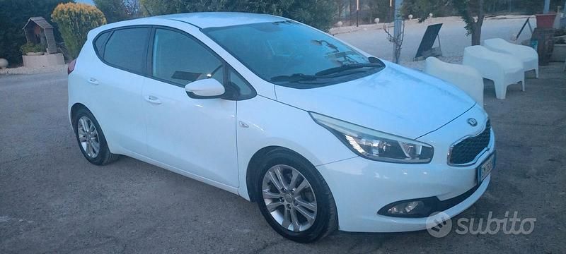 Begagnad Kia Ceed 2012 Vit Halvkombi