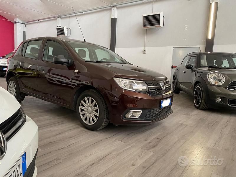 Usata Dacia Sandero Lauréate 75 CV (55 kW) 2017 Marrone Berlina