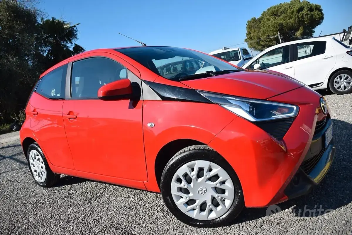 Usata Toyota Aygo Cool 72 CV (52 kW) 2022 Rosso Utilitaria