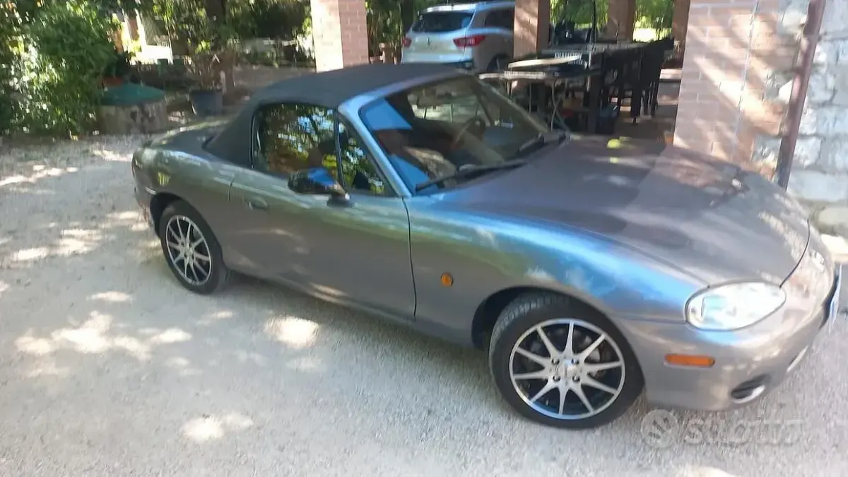 Usata Mazda MX5 110 CV (80 kW) 2001 Grigio Cabrio