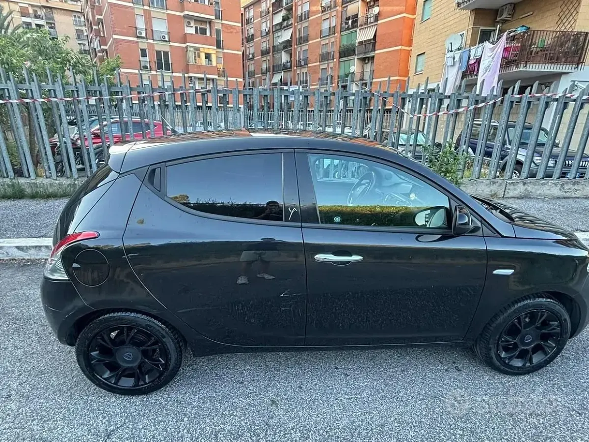 Usata Lancia Ypsilon 69 CV (50 kW) 2016 Nero Utilitaria
