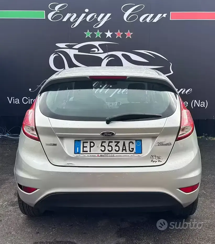 Usado Ford Fiesta Titanium 75 CV (55 kW) 2015 Gris Utilitario