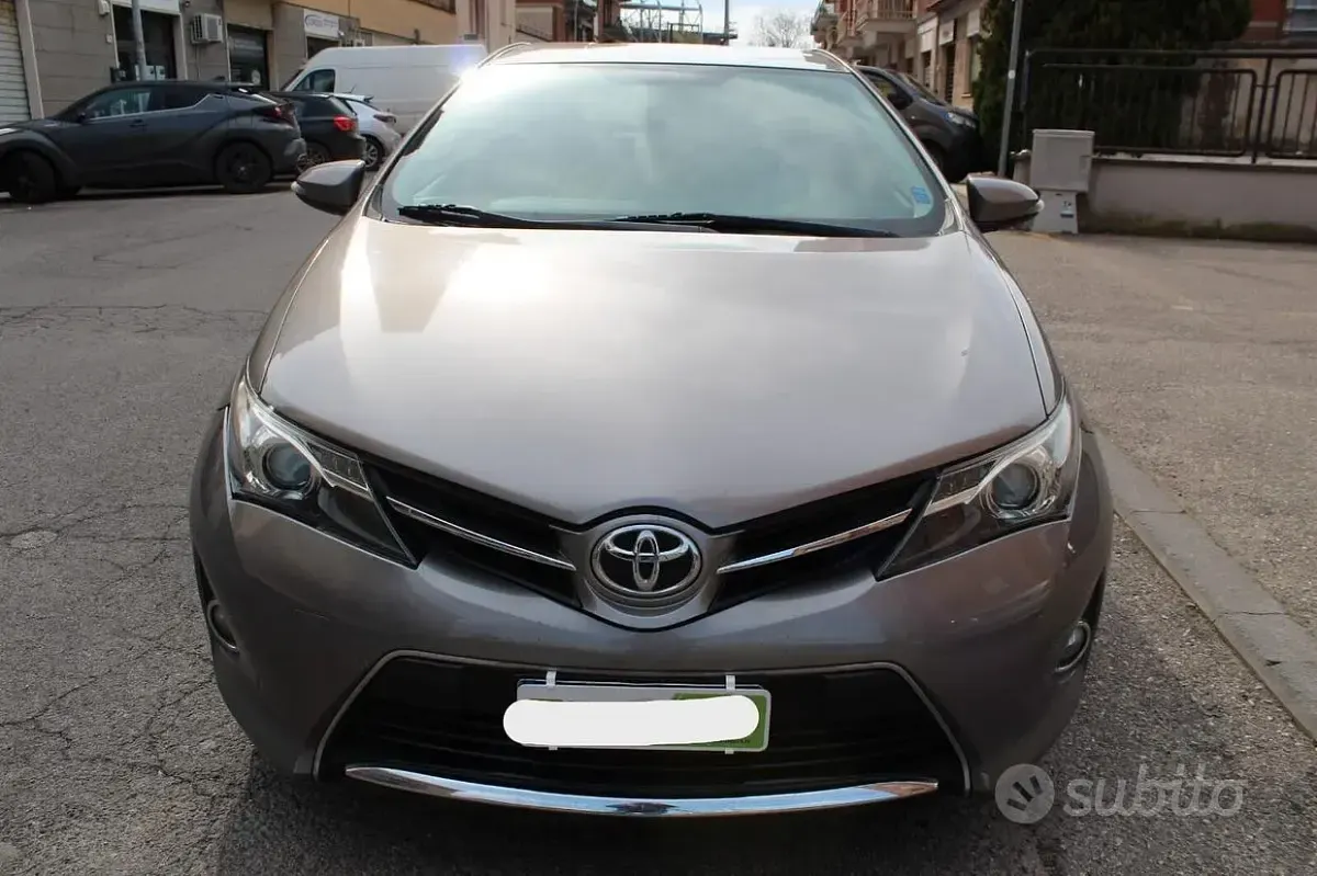Usata Toyota Auris Active 90 CV (66 kW) 2014 Grigio Berlina