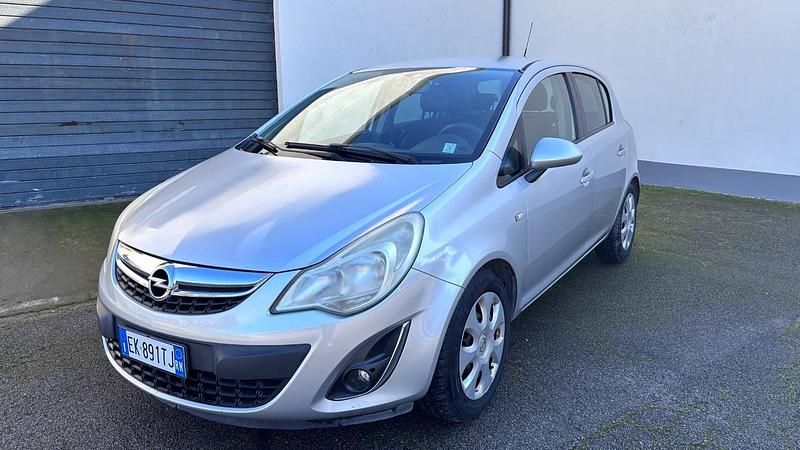Usata Opel Corsa 65 CV (47 kW) 2012 Argento Utilitaria