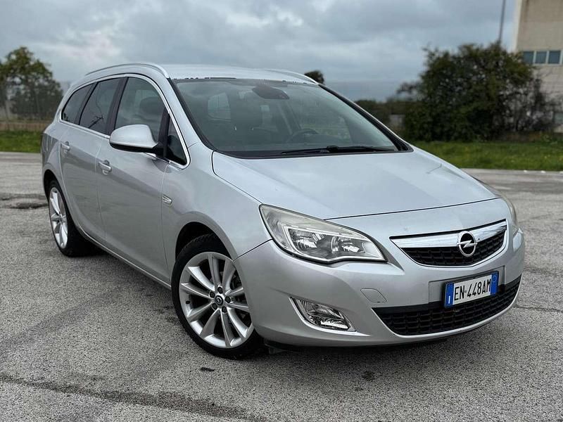 Argento Usata 2012 Opel Astra Cosmo Station wagon | 4900 € (Ottimo prezzo) - Immagine 1/4