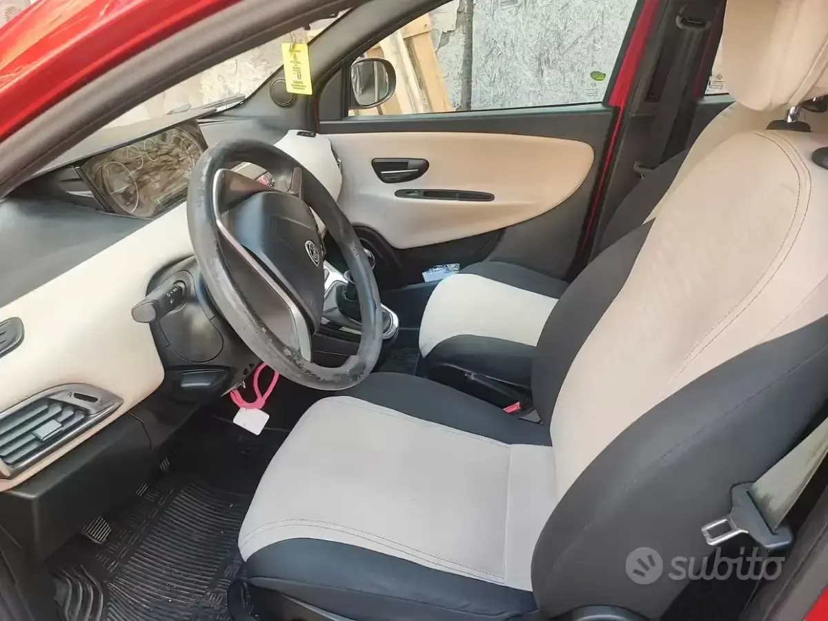 Usata Lancia Ypsilon 85 CV (62 kW) 2015 Rosso Utilitaria