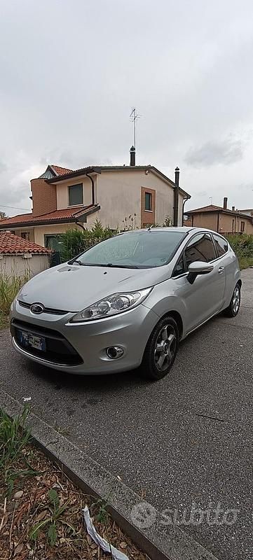Usata Ford Fiesta 70 CV (51 kW) 2010 Grigio Utilitaria