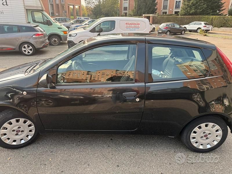 Usata Fiat Punto 60 CV (44 kW) 2010 Nero Berlina