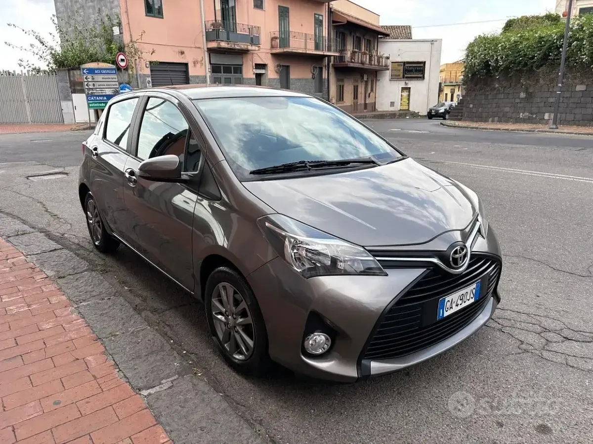 Usata Toyota Yaris Lounge 69 CV (50 kW) 2016 Grigio Berlina