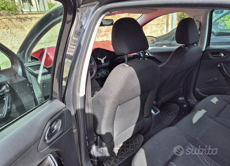 Usata Peugeot 208 Active 68 CV (50 kW) 2014 Grigio Utilitaria