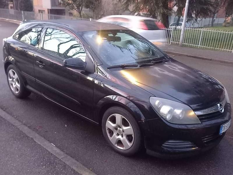 Nero Usata 2006 Opel Astra GTC Cosmo Coupé | 3100 € (Buon prezzo) - Immagine 1/4