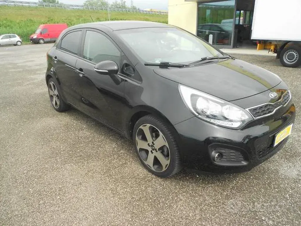Usata Kia Rio Active 75 CV (55 kW) 2013 Nero metallizzato Berlina