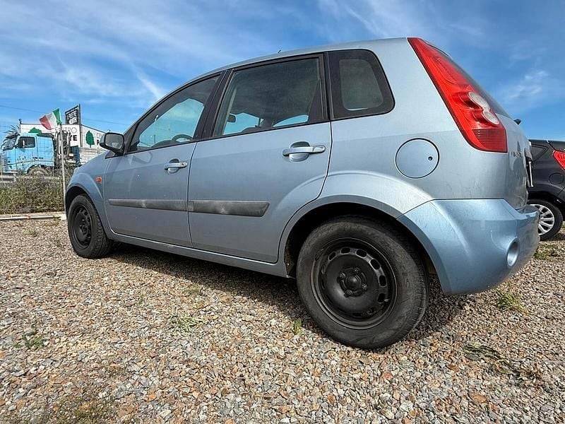 Usata Ford Fiesta 67 CV (49 kW) 2007 Grigio Utilitaria