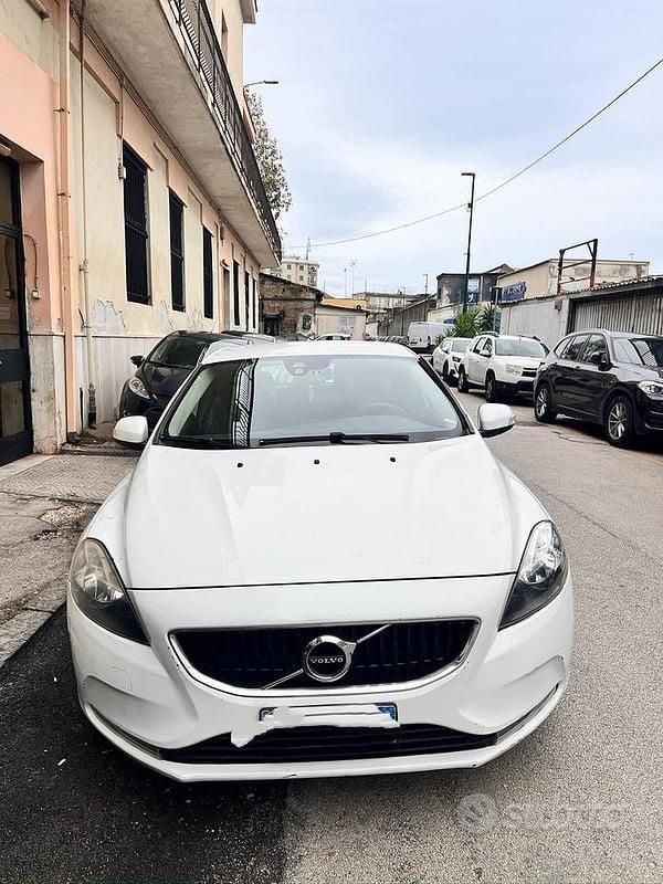 Bianco Usata 2017 Volvo V40 Due volumi | 4000 € (Super prezzo) - Immagine 1/4