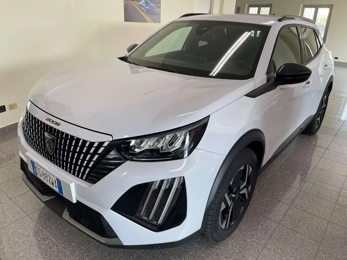 Usata Peugeot 2008 Allure 102 CV (75 kW) 2024 Bianco SUV