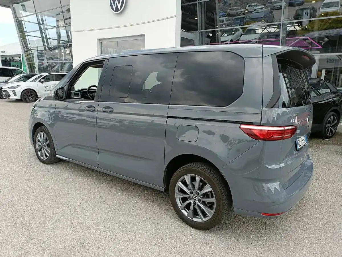 Usata VW Multivan Life 150 CV (110 kW) 2023 Grigio puro Monovolume