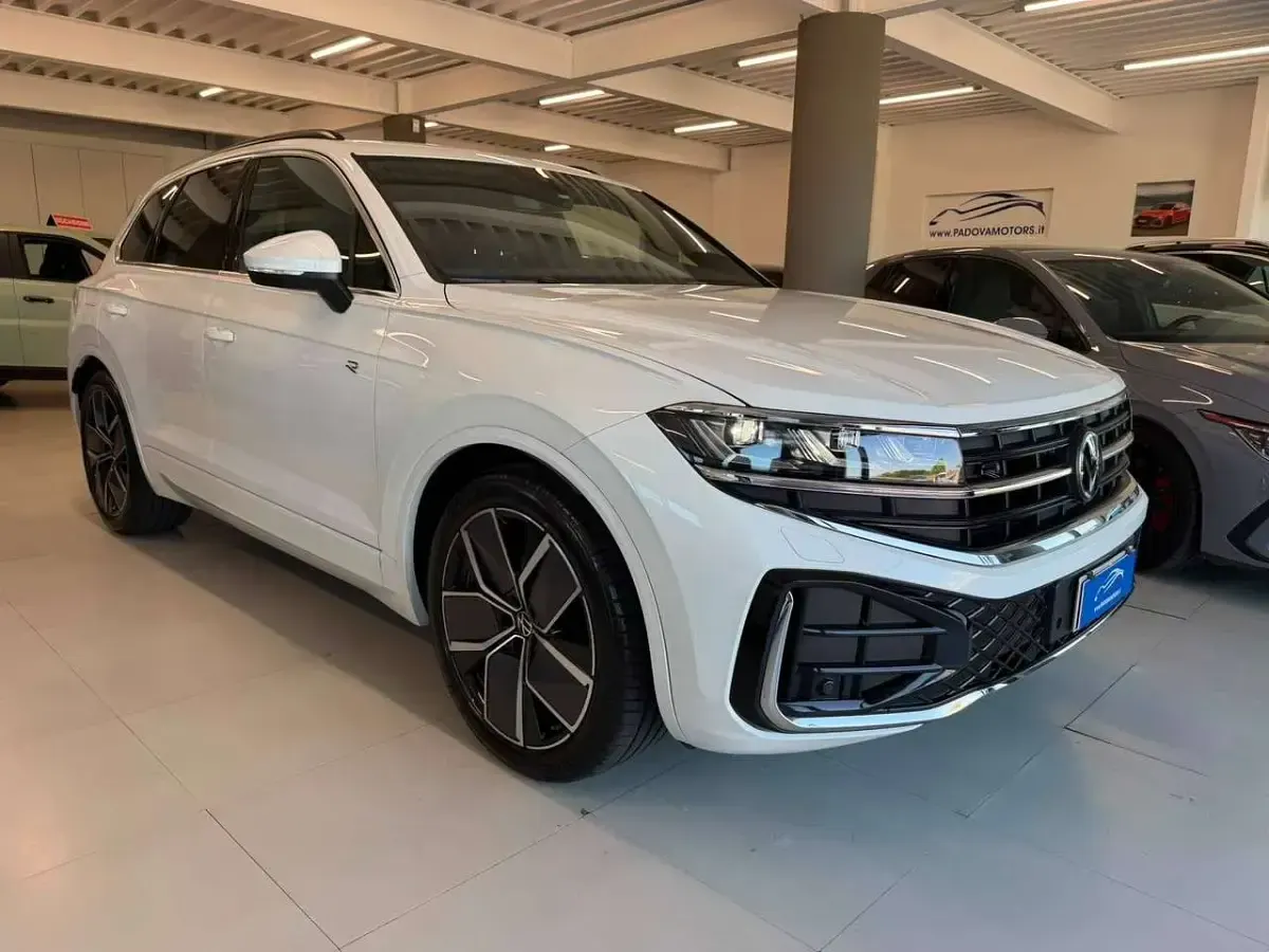Usata VW Touareg R-line 231 CV (169 kW) 2024 Bianco oryx white perlato SUV