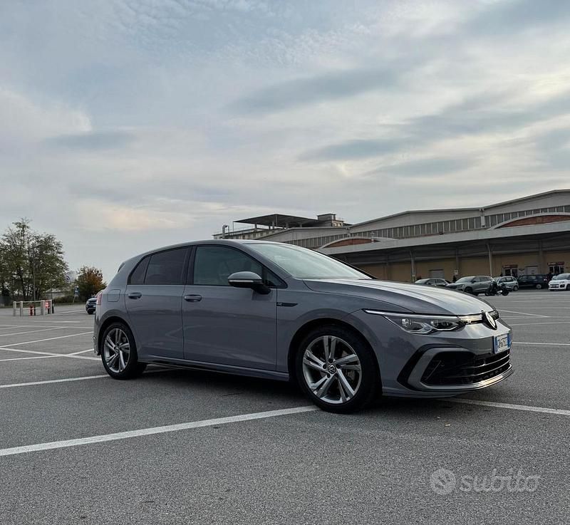 Usata VW Golf VIII R-line 150 CV (110 kW) 2021 Grigio Berlina