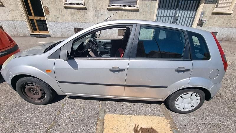 Begagnad Ford Fiesta 68 HK (50 kW) 2005 Grå Halvkombi