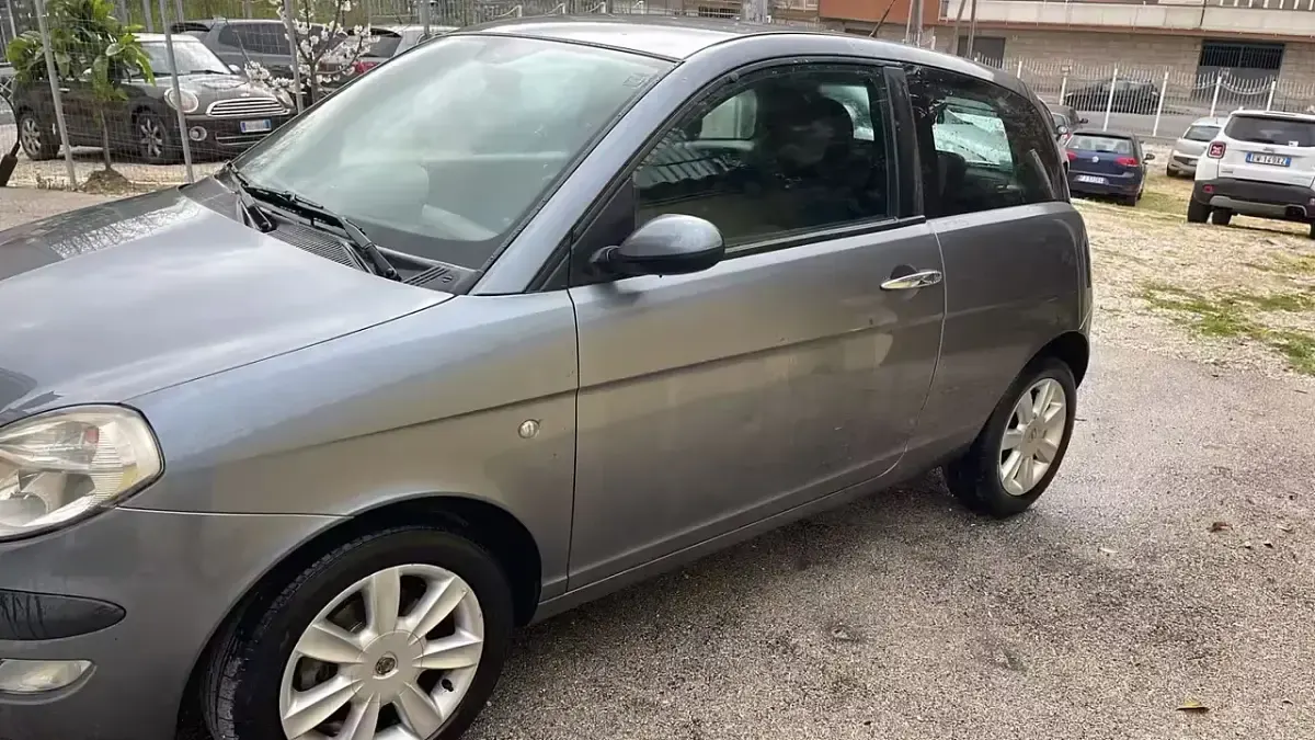 Usata Lancia Ypsilon 69 CV (50 kW) 2004 Grigio Utilitaria