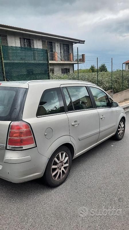 Usata Opel Zafira 2007 Grigio Monovolume