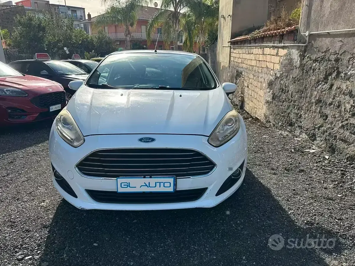 Usata Ford Fiesta Titanium 75 CV (55 kW) 2013 Bianco Berlina