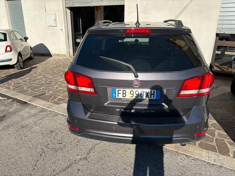 Usata Fiat Freemont 170 CV (125 kW) 2015 Grigio SUV