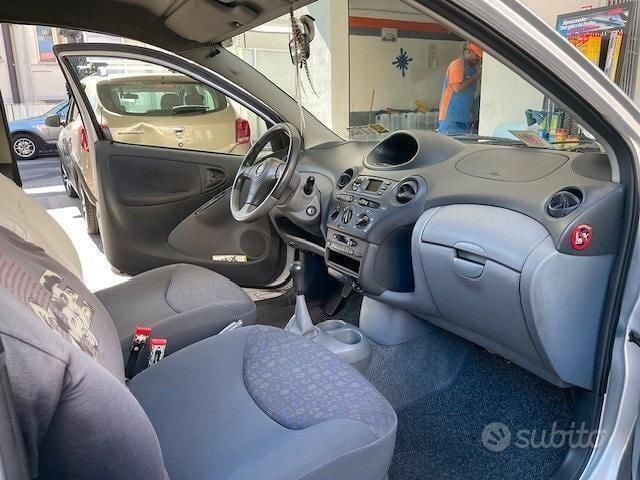 Usata Toyota Yaris 87 CV (63 kW) 2002 Grigio Utilitaria