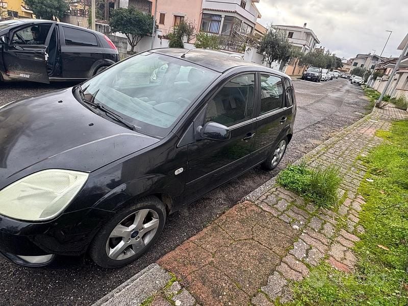 Usata 2005 Ford Fiesta | 1800 € - Immagine 1/4