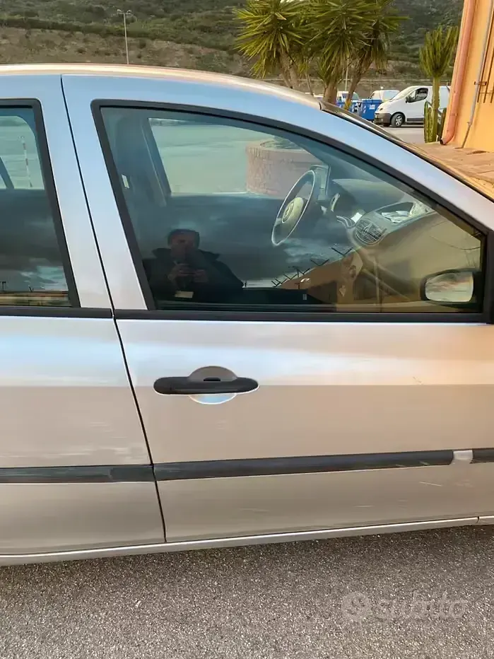 Usata Renault Clio 58 CV (42 kW) 2006 Grigio Utilitaria