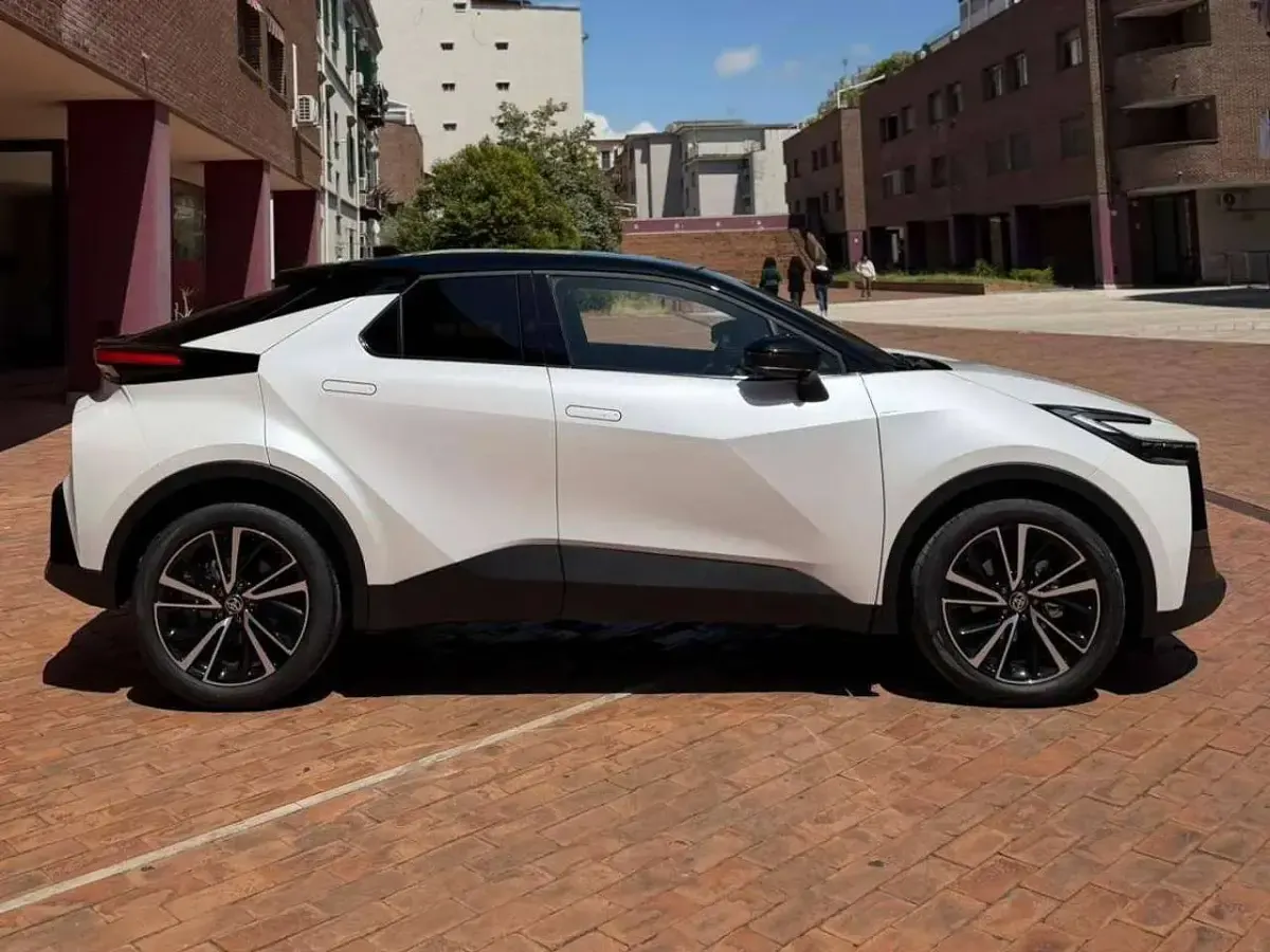 Nuova Toyota C-HR+ Lounge 144 kW (197 CV) 2026 Bianco perlato SUV