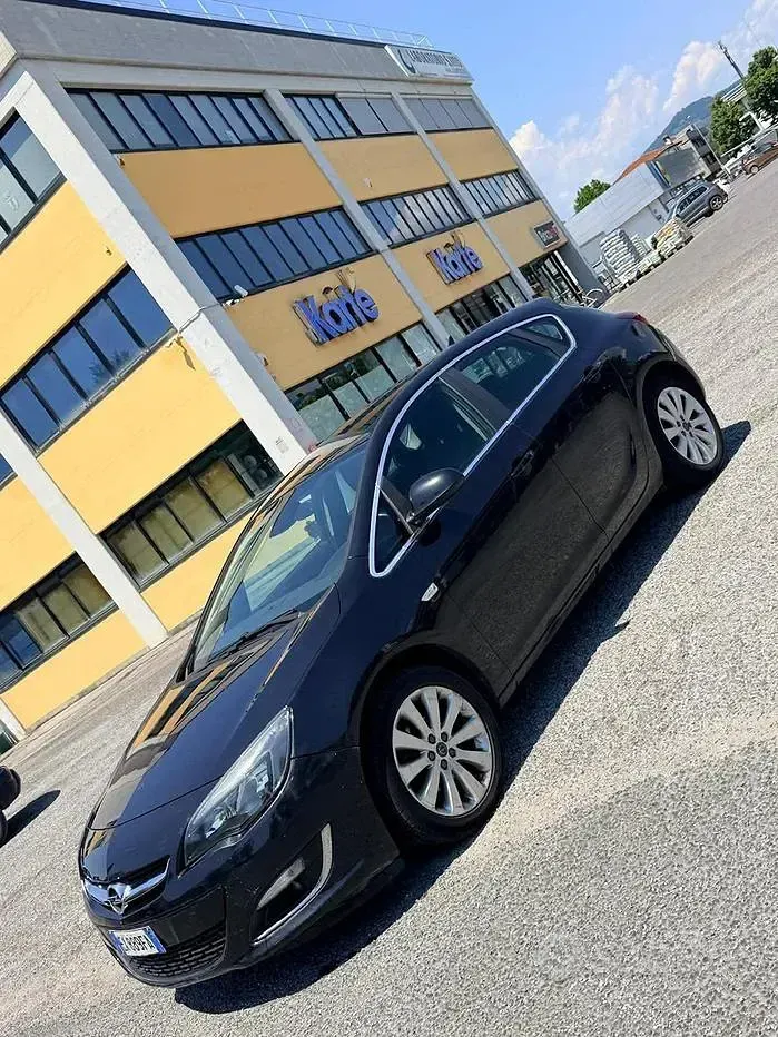 Usata Opel Astra Cosmo 140 CV (102 kW) 2014 Nero Berlina