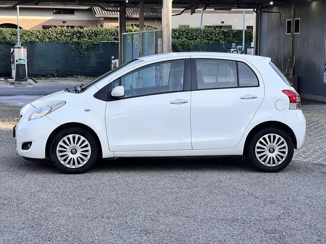 Usata Toyota Yaris Cool 101 CV (74 kW) 2011 Utilitaria