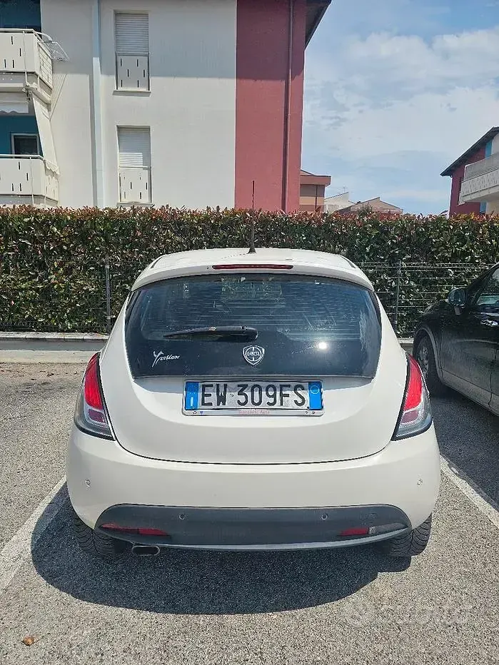 Usata Lancia Ypsilon 69 CV (50 kW) 2014 Bianco Utilitaria