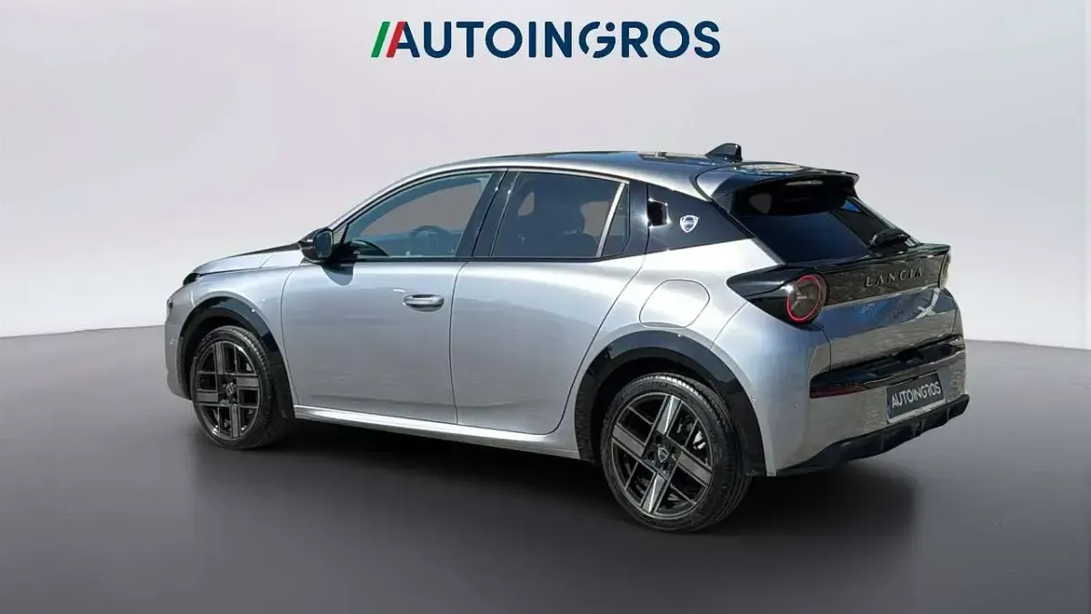 Usata Lancia Ypsilon 101 CV (74 kW) 2024 Vernice grigio granito Utilitaria