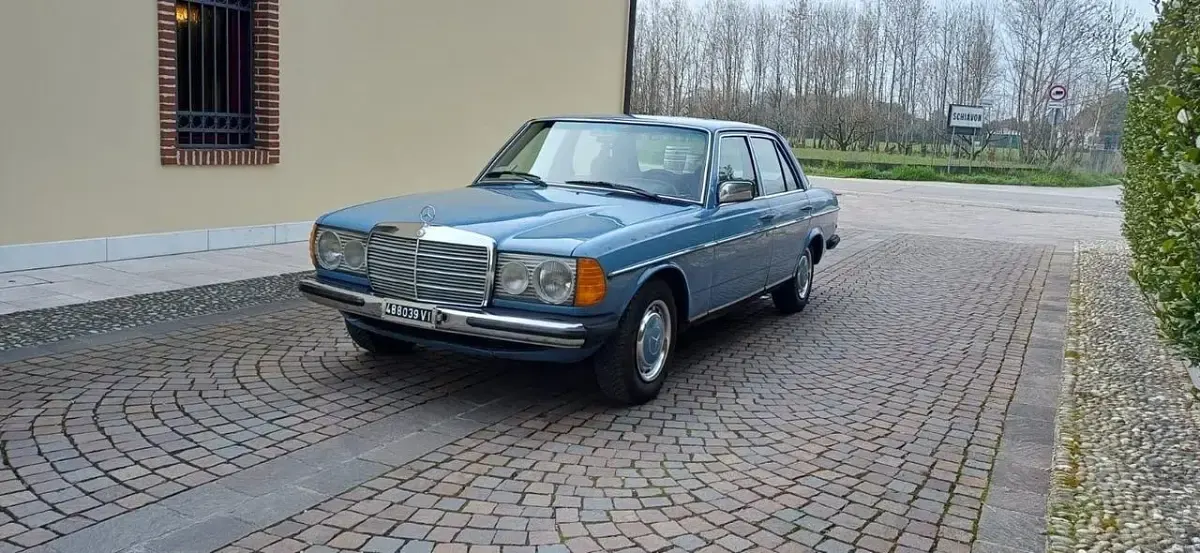 Usata Mercedes 200 109 CV (80 kW) 1981 Blu Berlina