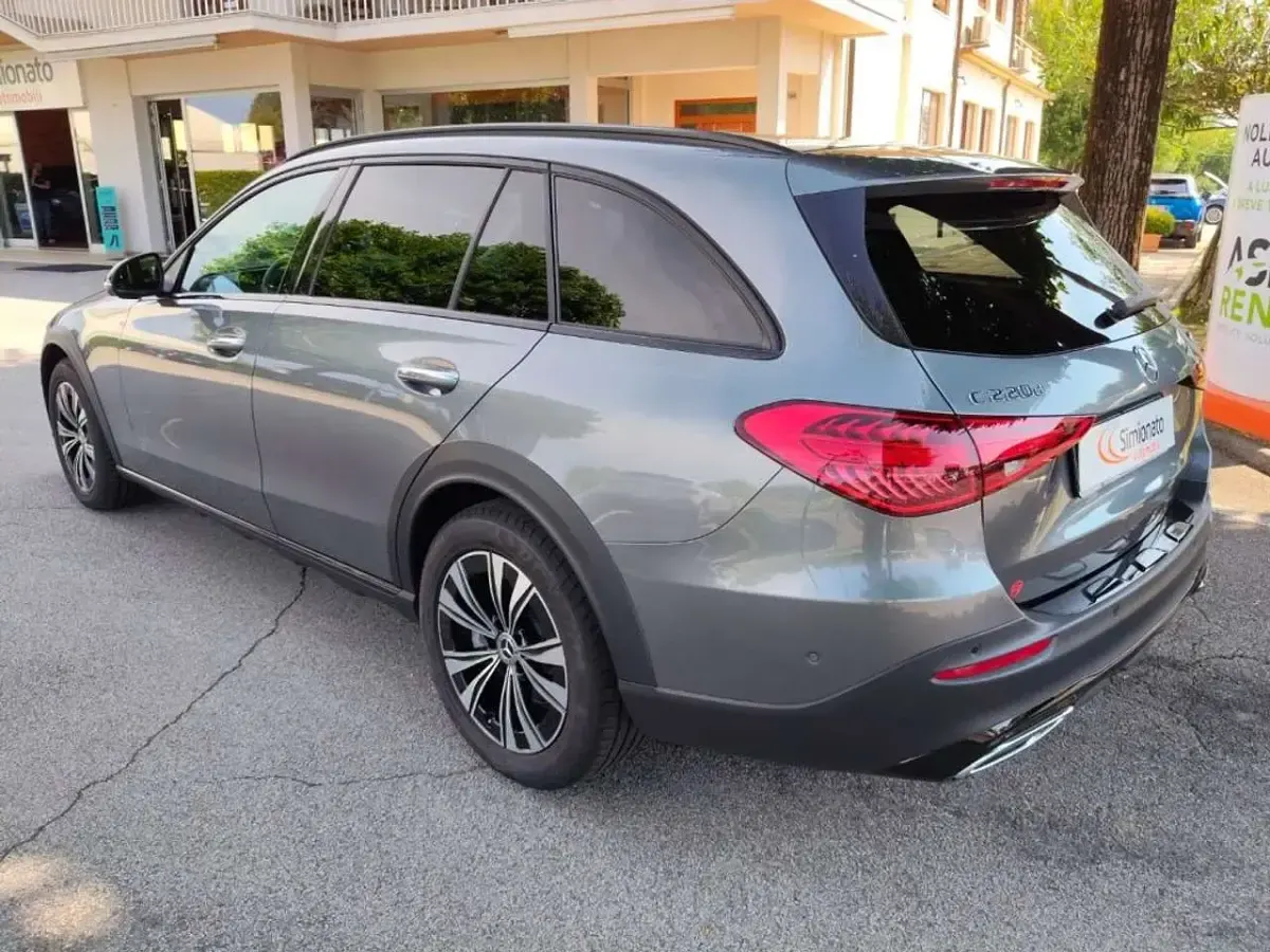 Usata Mercedes C220 Premium Plus 200 CV (147 kW) 2023 Grigio scuro Station wagon