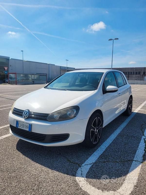 Usata VW Golf VI Comfortline 105 CV (77 kW) 2010 Bianco Utilitaria