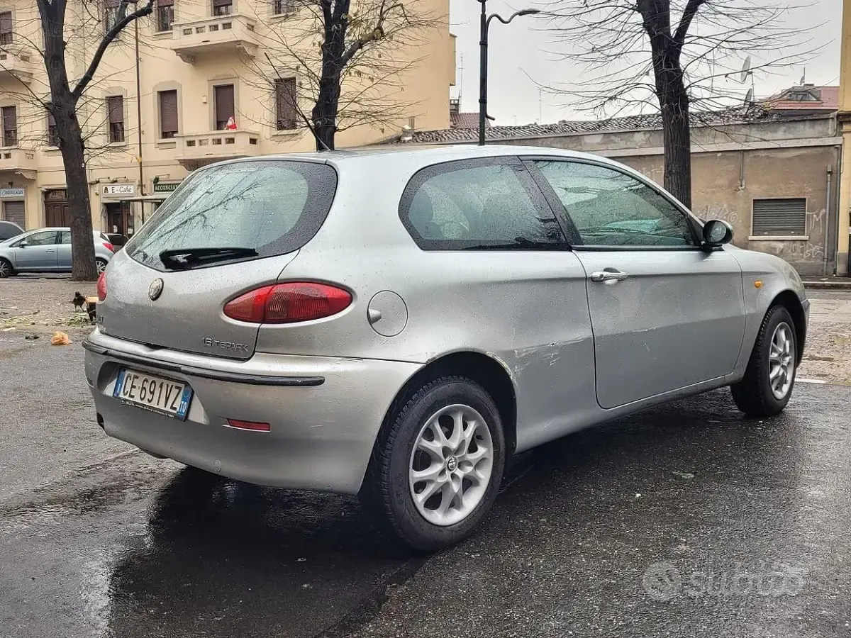 Usata Alfa Romeo 147 105 CV (77 kW) 2002 Grigio Utilitaria