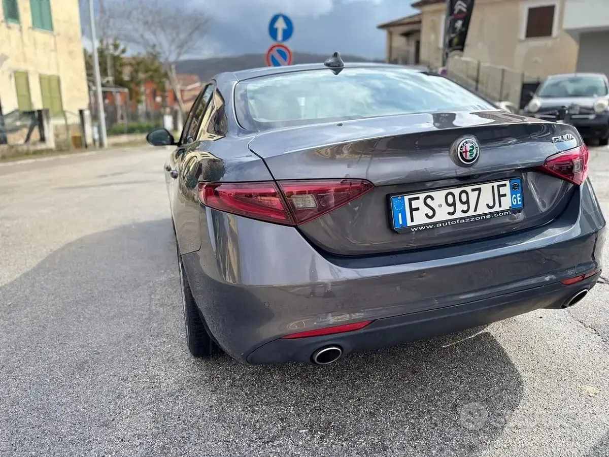 Usata Alfa Romeo Giulia Executive 180 CV (132 kW) 2018 Grigio Berlina