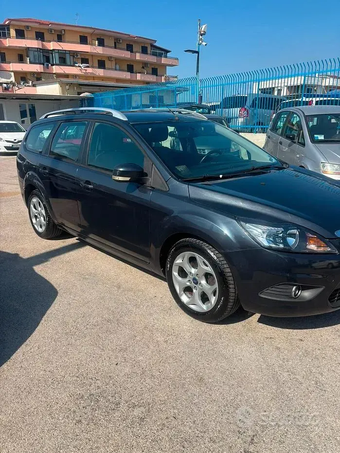 Usata Ford Focus 90 CV (66 kW) 2010 Grigio Station wagon