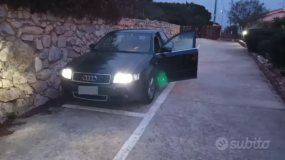 Begagnad Audi A4 130 HK (95 kW) 2002 Blå Sedan