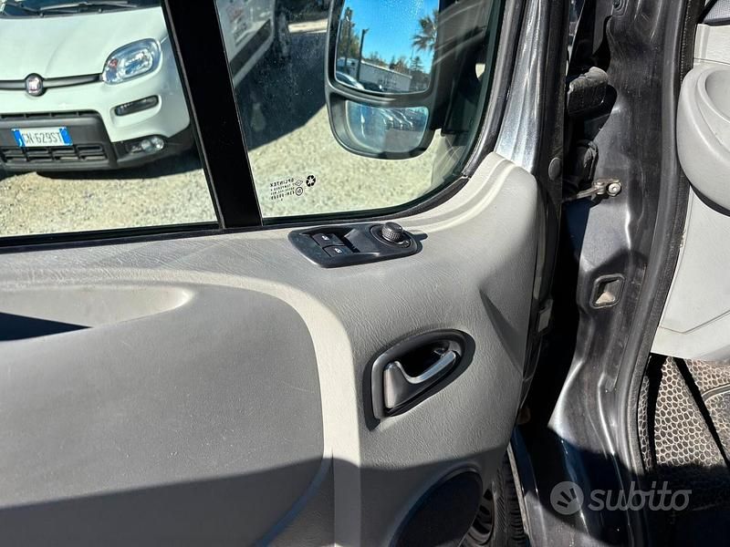 Usata Opel Vivaro 120 CV (88 kW) 2010 Grigio Monovolume