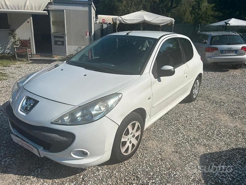 Bianco Usata 2012 Peugeot 206 Tre volumi | 3300 € (Buon prezzo) - Immagine 1/4